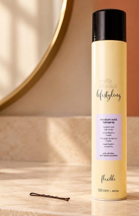 Lakier Milk Shake Medium Hold Hairspray 500 ml na jasnej toaletce