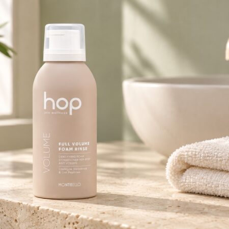 Odżywka Montibello HOP Full Volume Foam Rinse przy jasnym ręczniku i umywalce