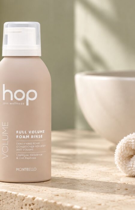 Odżywka Montibello HOP Full Volume Foam Rinse przy jasnym ręczniku i umywalce