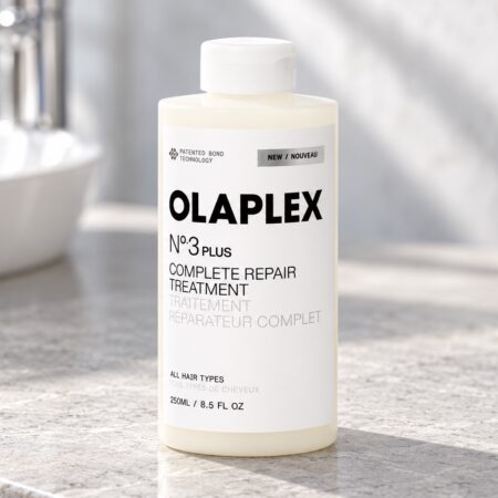 Butelka Olaplex No.3PLUS Complete Repair Treatment 250 ml przy umywalce