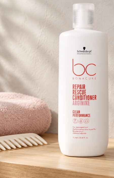 Biała butelka Schwarzkopf BC Repair Rescue Conditioner Arginine 1000 ml z grzebieniem i różowym ręcznikiem