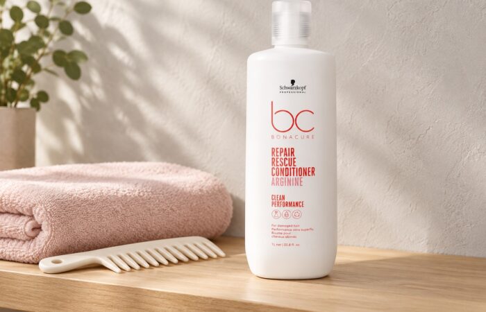 Biała butelka Schwarzkopf BC Repair Rescue Conditioner Arginine 1000 ml z grzebieniem i różowym ręcznikiem