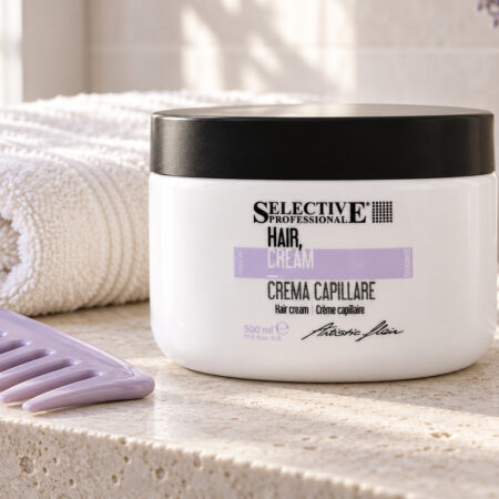 Słoik Selective Artistic Flair Hair Cream 500 ml obok grzebienia z szerokimi zębami.