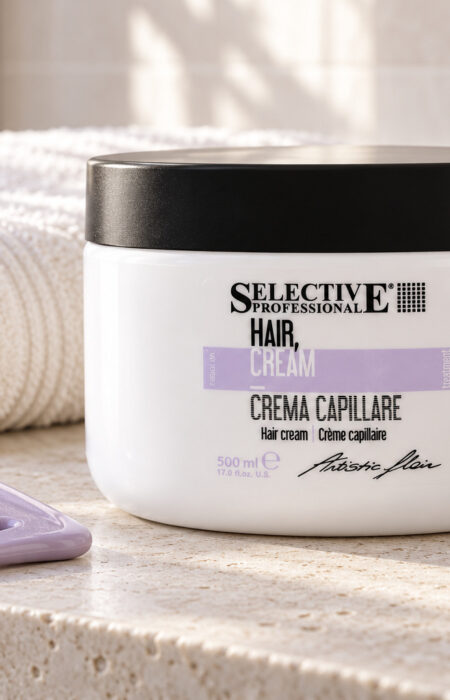 Słoik Selective Artistic Flair Hair Cream 500 ml obok grzebienia z szerokimi zębami.