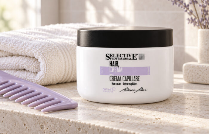 Słoik Selective Artistic Flair Hair Cream 500 ml obok grzebienia z szerokimi zębami.
