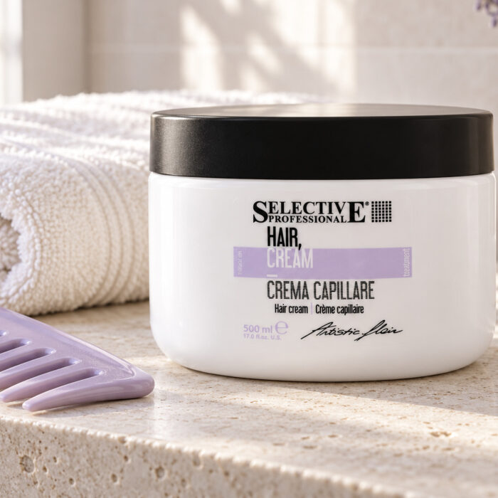 Słoik Selective Artistic Flair Hair Cream 500 ml obok grzebienia z szerokimi zębami.