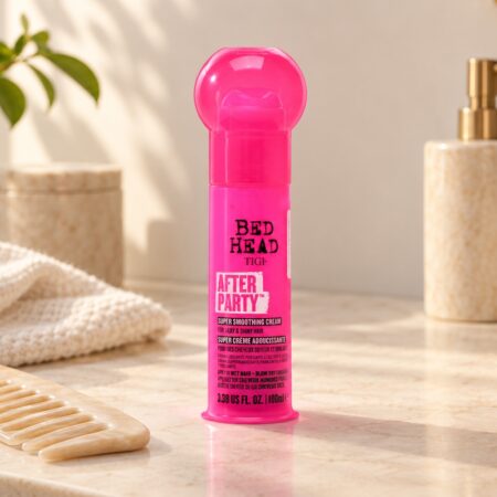 Różowe opakowanie kremu TIGI Bed Head After Party 100 ml na jasnym tle