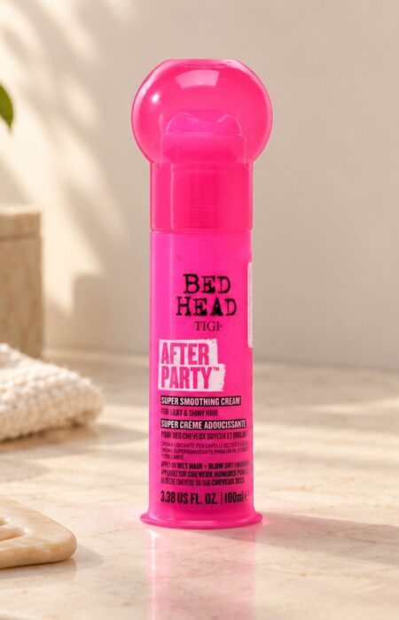 Różowe opakowanie kremu TIGI Bed Head After Party 100 ml na jasnym tle